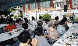 법흥사, 경로잔치와 축하공연 열어 - 남해시대 법흥사, 경로잔치와 축하공연 열어