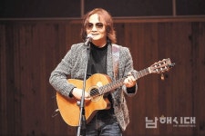 투병친구 위해 자선공연 펼친 69닭띠들의 우정 - 남해시대 투병친구 위해 자선공연 펼친 69닭띠들의 우정