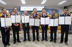 송행열(동남해)ㆍ류성식(새남해)ㆍ박대영(남해)ㆍ박세봉(창선) 김창영(수협)ㆍ최종열(축협)ㆍ정상영(산림조합) 당선증 받았다 - 남해시대 송행열... 