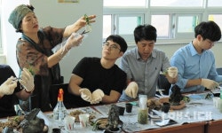 석부작과 함께한 창선고 교사들 - 남해시대 석부작과 함께한 창선고 교사들