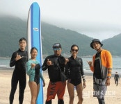 미조 송정, 파도타기 즐기는 서핑족 새 명소로 떠오르다 - 남해시대 미조 송정, 파도타기 즐기는 서핑족 새 명소로 떠오르다