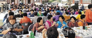 법흥사, 독거어르신 경로잔치 `보시` - 남해시대 법흥사, 독거어르신 경로잔치 `보시`