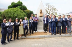 앵강바다 보이는 언덕에 돌비석 하나 세워달라 소설계의 큰 별... 남해시대 앵강바다 보이는 언덕에 돌비석 하나 세워달라  소설계의 큰 별... 