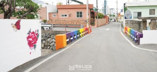 신기마을 아산대교, 무지개빛 벽화로 변신 - 남해시대 신기마을 아산대교, 무지개빛 벽화로 변신