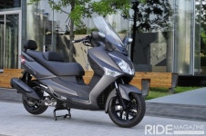 SYM JOYMAX 300i ABS, 안전성을 더한 중형 스쿠터 - 라이드매거진 SYM JOYMAX 300i ABS, 안전성을 더한 중형 스쿠터 - 라이드매거진 