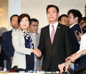 【社説検証】小池新党、各紙「分かりにくさ」を指摘…舌戦中に解消されるのか　「政策抜き合流」への批判も（1/4ページ） - 産経ニュース... 