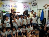 성동구 > 성수1가제2동 > 동네소개 및 소식 > 포토앨범 > 상원경로당 어르신을 위한 작은 음악회 개최