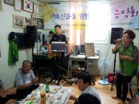 성동구 > 성수1가제2동 > 동네소개 및 소식 > 포토앨범 > 상원경로당 어르신을 위한 작은 음악회 개최