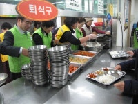 대구지방검찰청 > 알림마당 > 생생포토 > 상세보기 - 사랑의 무료급식 봉사 사랑의 무료급식 봉사