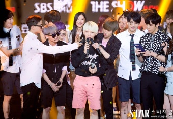 [스타포토UP]틴탑(TEEN TOP) '걸그룹 전쟁속에서 당당하게 1위 차지!' (더 쇼):스타저널 #www.starjn.com [스타저널] [스타포토UP]틴탑(TEEN...