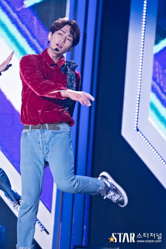 [스타포토] 샤이니(SHINee) 온유, 고무줄 놀이중?:스타저널 #www.starjn.com [스타저널] [스타포토] 샤이니(SHINee) 온유, 고무줄 놀이중?