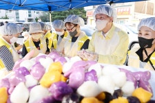 보도자료(상세) : HOME > 수원소식 > 보도자료 수원시자원봉사센터, 추석 앞두고 취약계층에 먹거리 선물