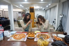 오늘은 무비데이! 통닭이랑 피자 먹으면서 조정석 윤아가 나온 엑시트 봤어요~ - 탄포포 갤러리 - 탄포포헤어