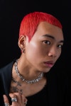 [레옹 스타일] 남성 반삭 느낌의 숏컷 레옹 스타일+레드컬러의 개성감이 강한 헤어스타일 - 추천 헤어스타일 - 탄포포헤어