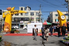 [세계로컬핫뉴스] 금빛마을 무극시장 광장 조형물 설치로 지역 명소화
