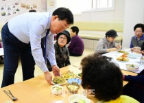 [세계로컬핫뉴스] 제종길 안산시장, 설 맞이 노인복지시설 자원봉사 펼쳐