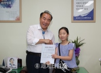 [세계로컬핫뉴스] 장휘국 교육감에게 제안서 전달하는 풍영초등학교 학생들