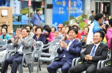 [세계로컬핫뉴스] 화천 전통시장에서 공연보고 맥주 원샷!