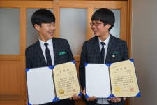 부산교육청, 지갑 주워 주인 찾아준 중학생 선행 표창