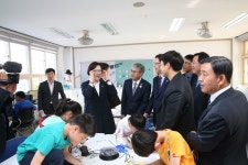 유은혜 부총리, 김해 행복교육지구 방문