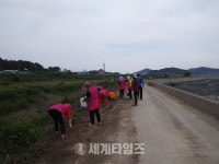 [세계로컬핫뉴스] 지도읍, 자전거길 꽃씨 심기 행사 가져