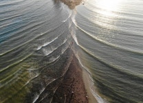 [세계로컬핫뉴스] 신비한 바다 물결 속 바닷길 열린 황금빛 가득 ‘태안 안면도 할미·할아비 바위’