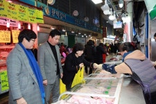 아산시의회, 설 명절 전통시장 장보기 나서