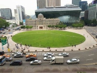 [세계로컬핫뉴스] 코로나19에도 봄은 온다…서울시, 서울광장 푸른 잔디로 새 단장