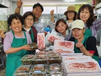 [세계로컬핫뉴스] 원주시 판부면 새마을부녀회, 곰취나물 김치 및 삼겹살 나눔