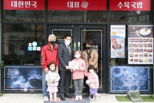 김상돈 의왕시장, 부곡동상인회 소속 후원업소에 천사나눔이웃 현판 전달
