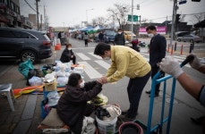 김광철 연천군수, 전곡 5일장 장보기…지역경제 활성화 앞장서