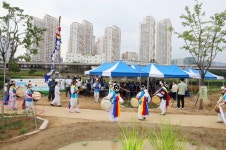 동네 어르신과 함께하는 전통 모내기 체험행사