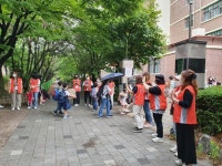 등굣길을 응원하는 함현초 학부모회 ‘HI함현, High함현’ 신나는 아침을 열다