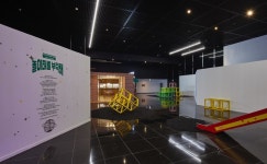 우주로 미끄럼, 뺑뺑 토성, 은하수 봉 타고 80년대 도시 속 놀이터로