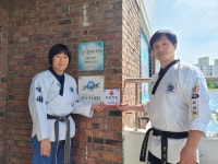 동춘2동 지사협, 용인대 현대 태권도에 착한가게 현판 전달