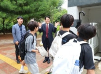 오석진 대전시교육감, 대전선유초에서 학생 등교맞이로 공식 업무 시작