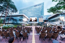 한여름 밤 마포구민 광장이 영화관으로 변신! 인기 만점!