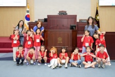 안성시의회, 아이림 어린이집과 함께한 ‘꼬마 의원’ 체험… 민주주의 씨앗 심다!