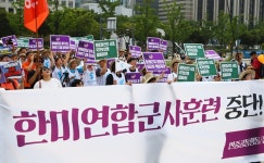 전국공무원노동조합 경기지역본부 경기도청지부 일본물건 절대... 규탄 촛불 아베 규탄 촛불에 5천여 명 참가, 평화협정 체결 7·27 평화대회도 열려