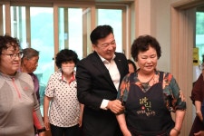 화천1리 행복경로당 무료경로식당 방문 활동사진 < 소통과 참여 < 열린군수실 화천1리 행복경로당 무료경로식당 방문