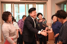 화천1리 행복경로당 무료경로식당 방문 활동사진 < 소통과 참여 < 열린군수실 화천1리 행복경로당 무료경로식당 방문