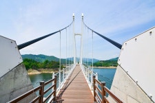 별별여행 > 부항댐출렁다리 | 별별시장&별별여행 ┃ 여행문화의 새로운 트렌드를 만들다 별별여행 > 부항댐출렁다리