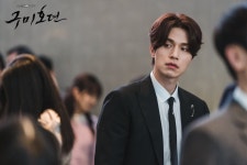 Lee Dong Wook And Jo Bo Ah Have A Captivating First Encounter In Upcoming tvN Drama | Soompi