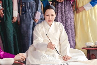 Honey Lee Is About To Get Busted For Lying About Her Drawing Skills In New Drama “Knight Flower” | Soompi Honey Lee Is About...