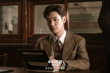 Lee Je Hoon Uncovers The Mystery of Missing Female Workers In Chief Detective 1958 | Soompi