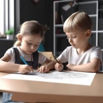 Дети сидят за столом рисунок 3д 4к - AI 이미지 생성기 프롬프트