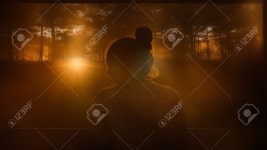 마을에서 아름 다운 젊은 여자의 실루엣입니다. 숲의 배경에 모델입니다. 창 앞의 여자 소녀입니다. 로열티 무료 사진, 그림, 이미지 그리고... 