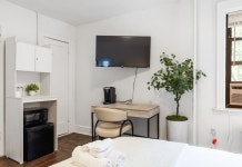 Cozy Studio with Workspace and Relaxation Amenities - Charmi...