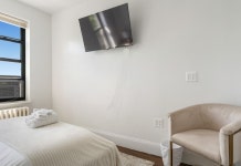 Chic Studio Retreat with Essential Amenities - Inviting Urba...