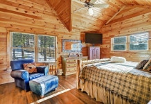 Incredible Views! Stunning log home w/ wrap around deck and covered porch 후기, 예약 및 특가 확인 - 앤젤 파이어 호텔 추천... 